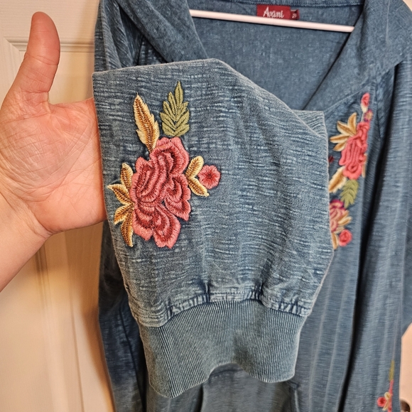 Avani Floral Embroidered V-Neck Oversized Hoodie Sweater Plus Size - Picture 4 of 8